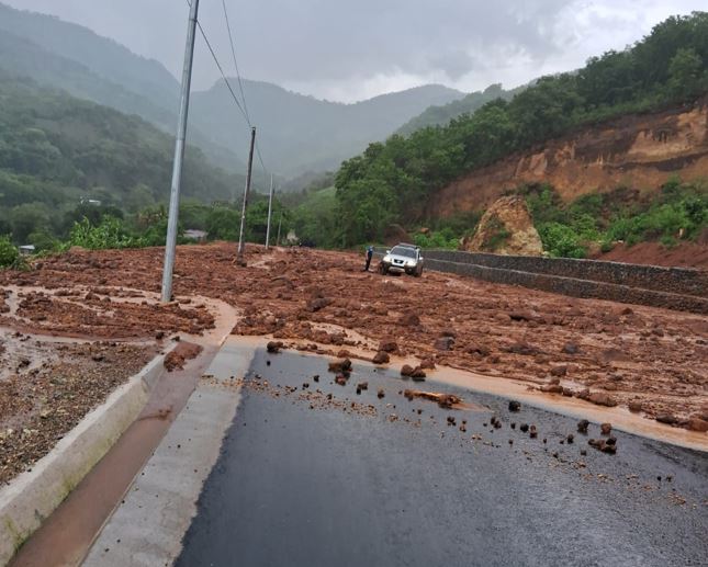 Siguen trabajos de limpieza en la Ruta RD-SRO-3, km 85 ruta de Casillas a San Rafael las Flores