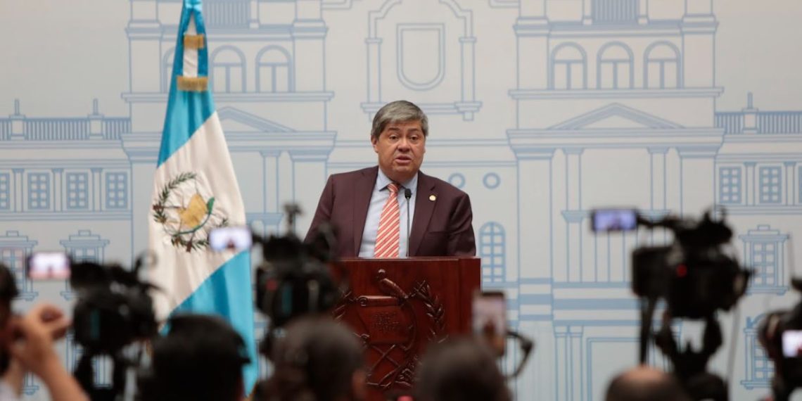 Ministro de Gobernación Francisco Jiménez en conferencia de prensa. / Foto Noé Pérez.