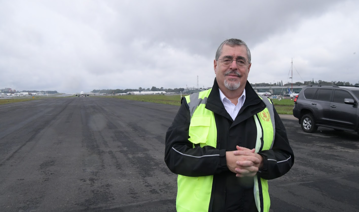 Presidente Arévalo en pista de taxeo del aeropuerto La Aurora. / Foto: Carlos Jacinto.