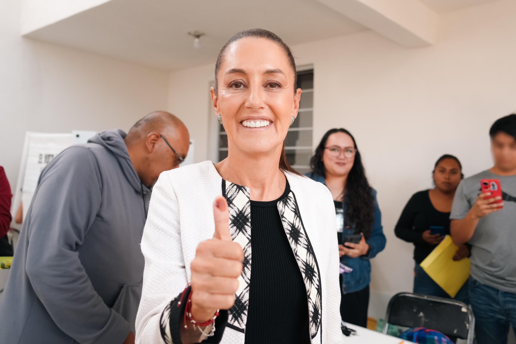 Medios de comunicación dan como nueva presidenta de México a Claudia Sheinbaum, pero INE pide “serenidad”