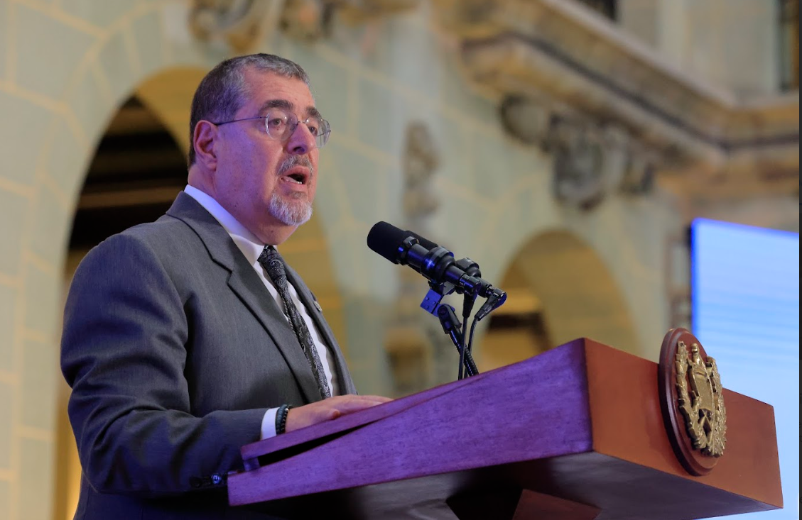El presidente Bernardo Arévalo pronunció su discurso sobre Miguel Ángel Asturias. Foto: