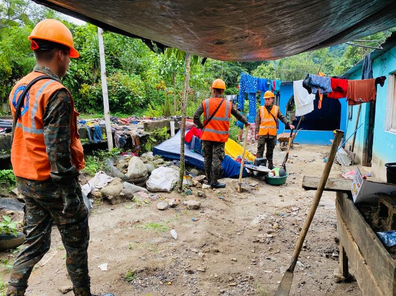 Brigada de Operaciones para Montaña asiste a familias afectadas por inundaciones en San Marcos