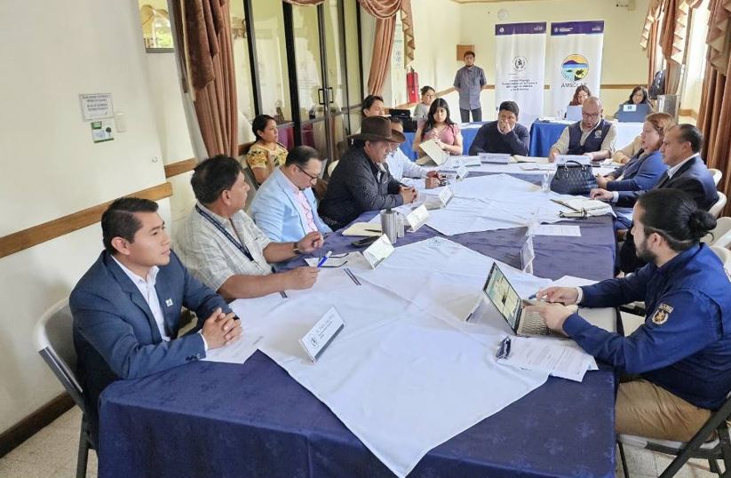 Abordan puntos clave para la conservación y protección del lago de Atitlán y sus afluentes