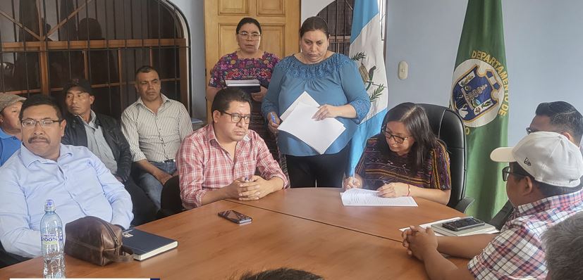 Avanzan convenios para ejecutar proyectos de infraestructura vial y educación en Chimaltenango