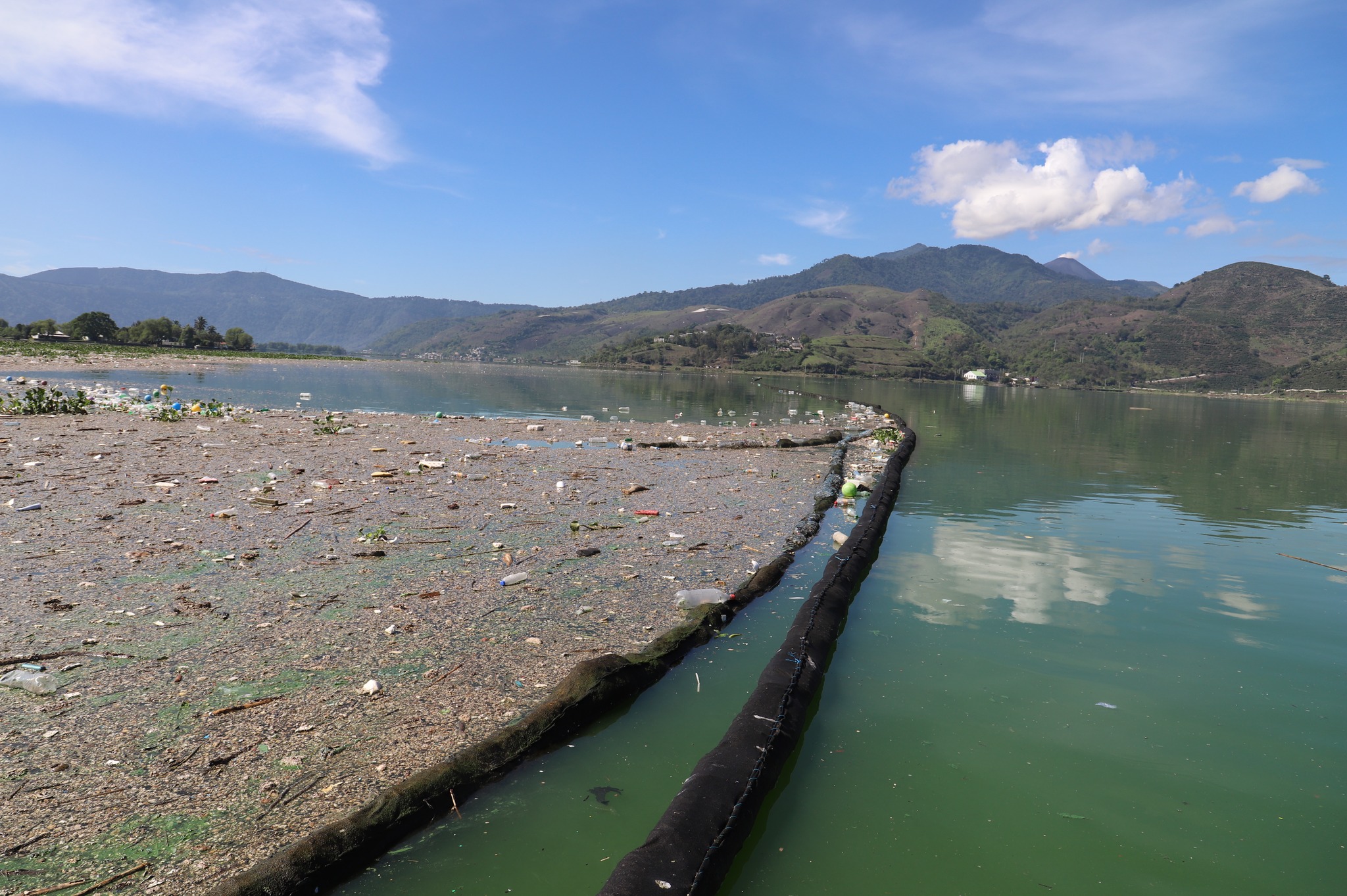 AMSA ha implementado métodos para la extracción de desechos en el lago de Amatitlán. /Foto: AMSA.
