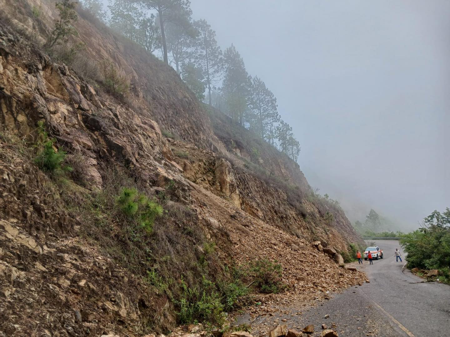 Supervisan infraestructura vial con el fin de prevenir emergencias en Jalapa