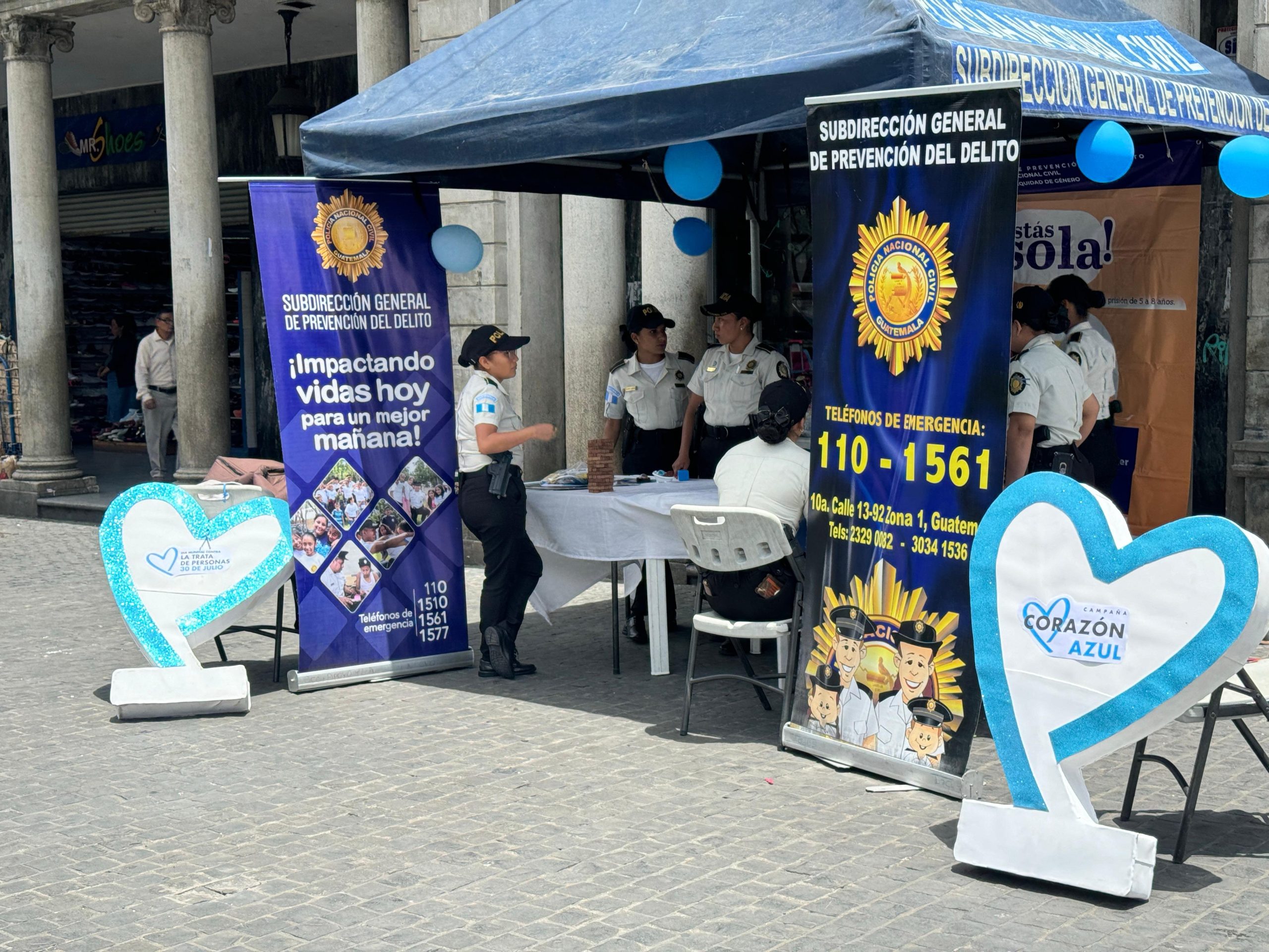 Espacio informativo de la PNC, sobre la trata de personas, en la zona 1 capitalina. /Foto: AGN.