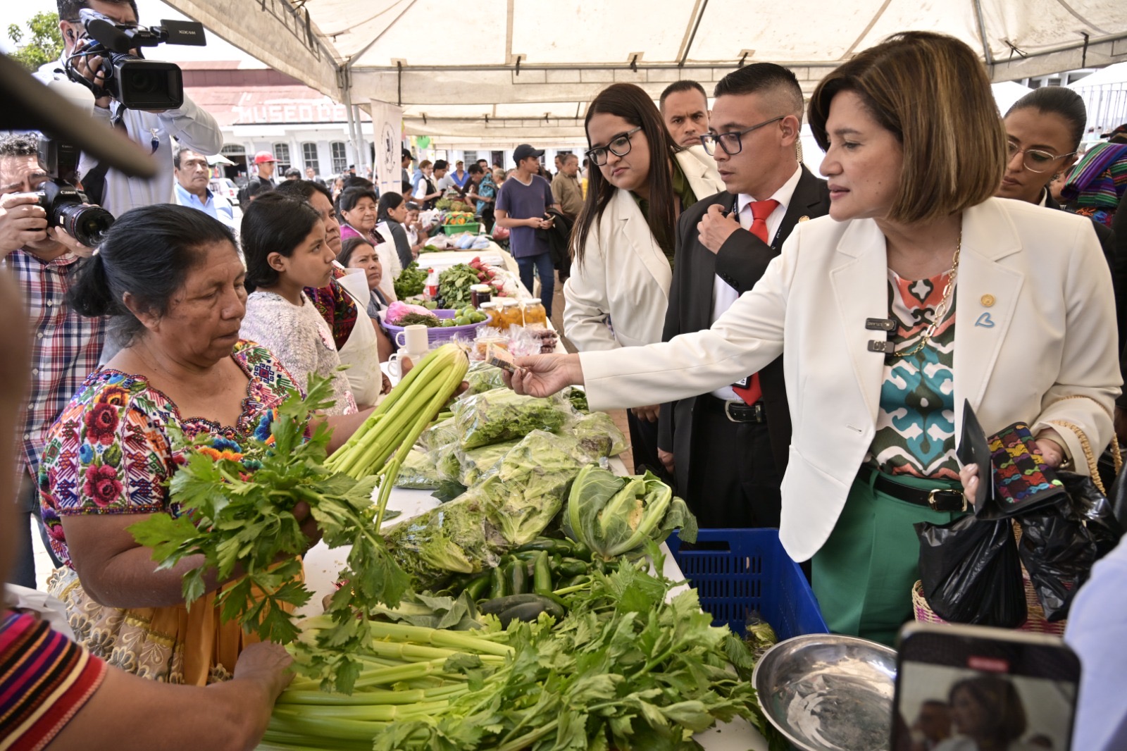 La Plaza Barrios se alegra con la Feria del Agricultor
