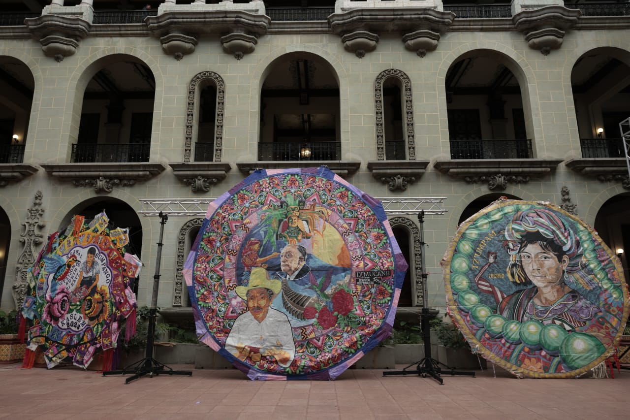 Barriletes gigantes de Sumpango y Santiago, Sacatepéquez, engalanan el Palacio Nacional de la Cultura. / Foto: Noé Pérez.