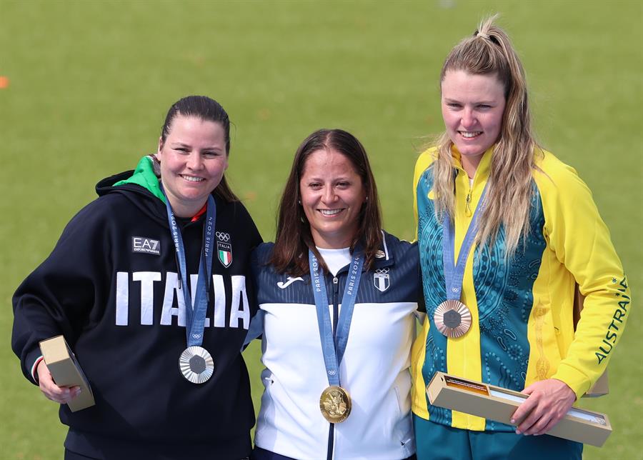 Adriana Ruano, junto a la italiana y australiana con quienes compartió el podio, luego de recibir las medallas olímpicas.