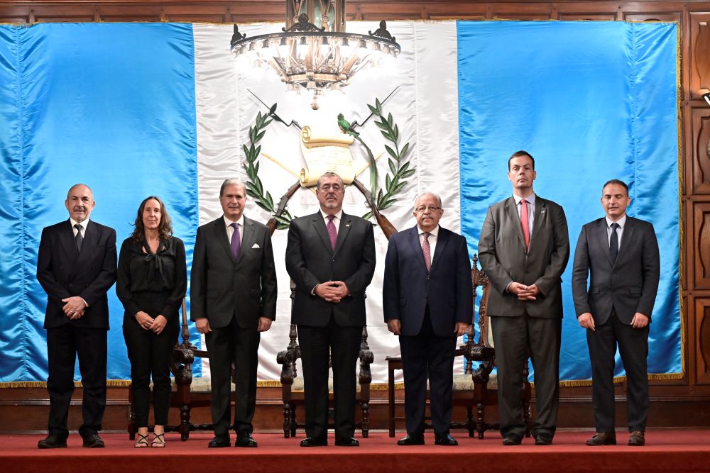 Embajadores presentan cartas credenciales al presidente Bernardo Arévalo