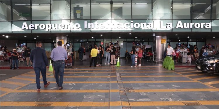 Concluyen retiro de gradas eléctricas y ascensores en Aeropuerto La Aurora