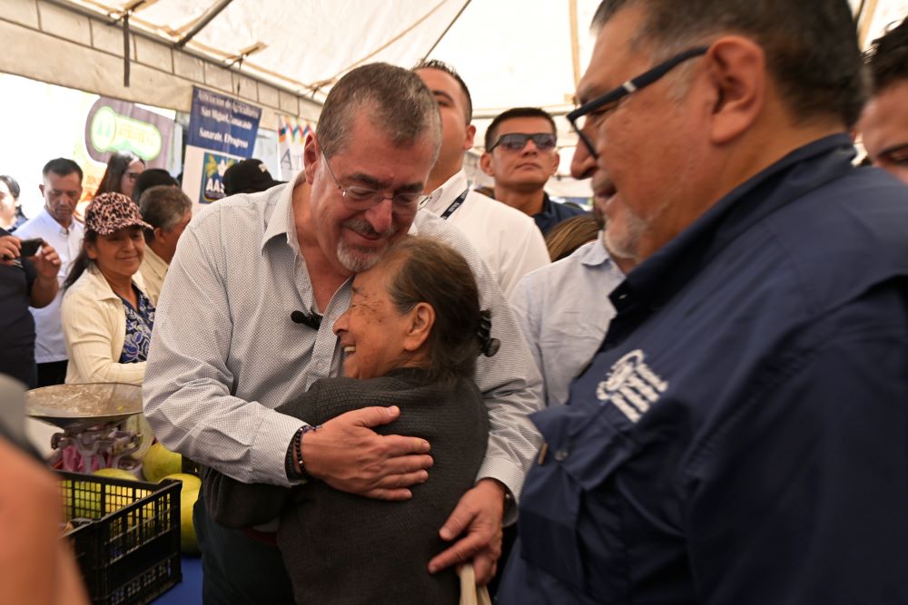 El presidente Bernardo Arévalo, durante su recorrido en la Feria del Agricultor.