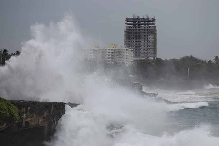 El huracán Beryl azotó ayer con fuerza las costas de República Dominicana y este miércoles se pasará por Jamaica.