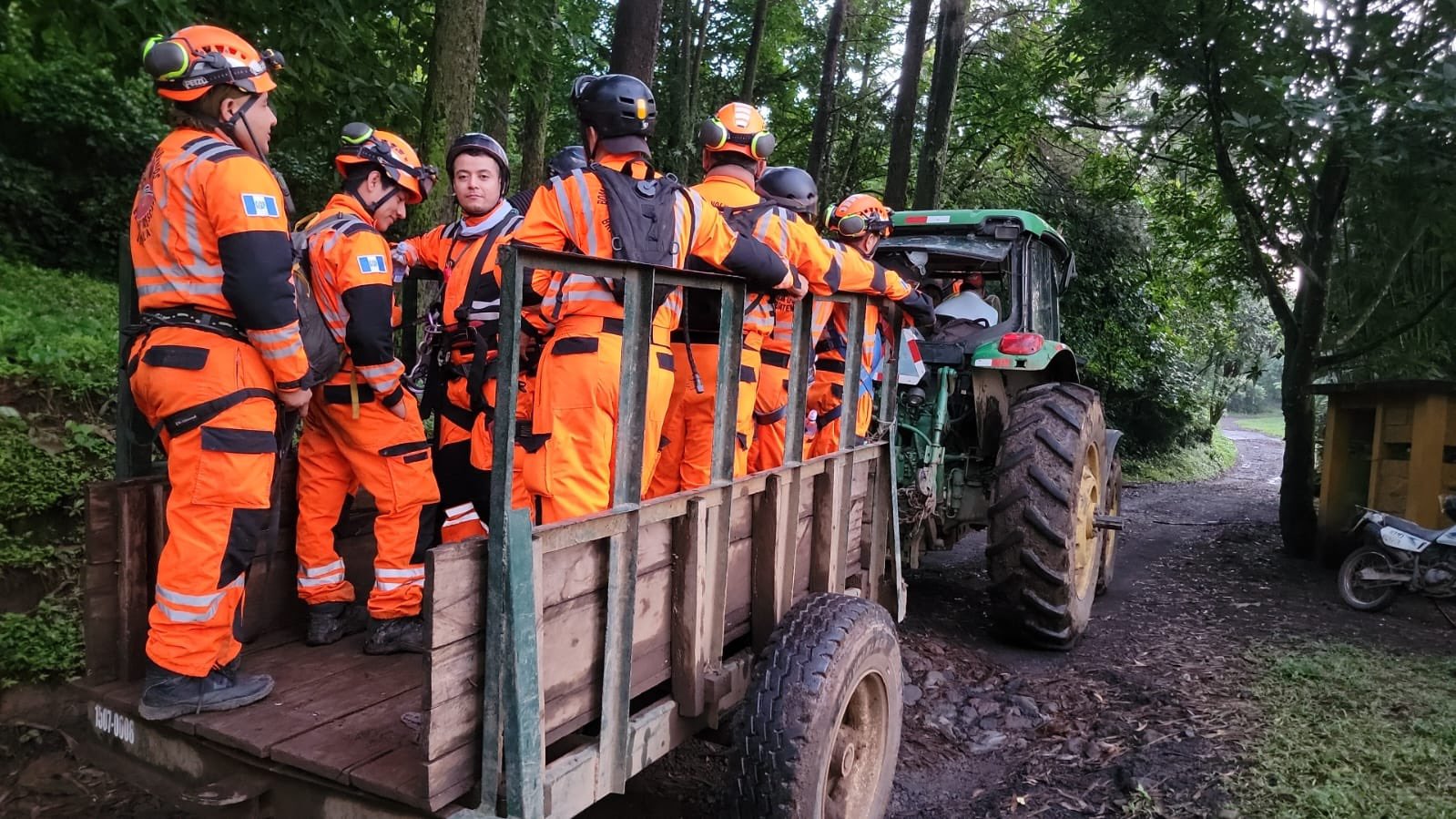Rescatistas de los Bomberos Voluntarios se dirigen a buscar a los ocupantes de aeronave desaparecida en el volcán de Agua.