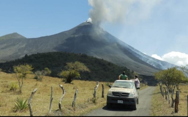 Conred previene a pobladores sobre la caída de ceniza fina en los alrededores del volcán de Fuego.