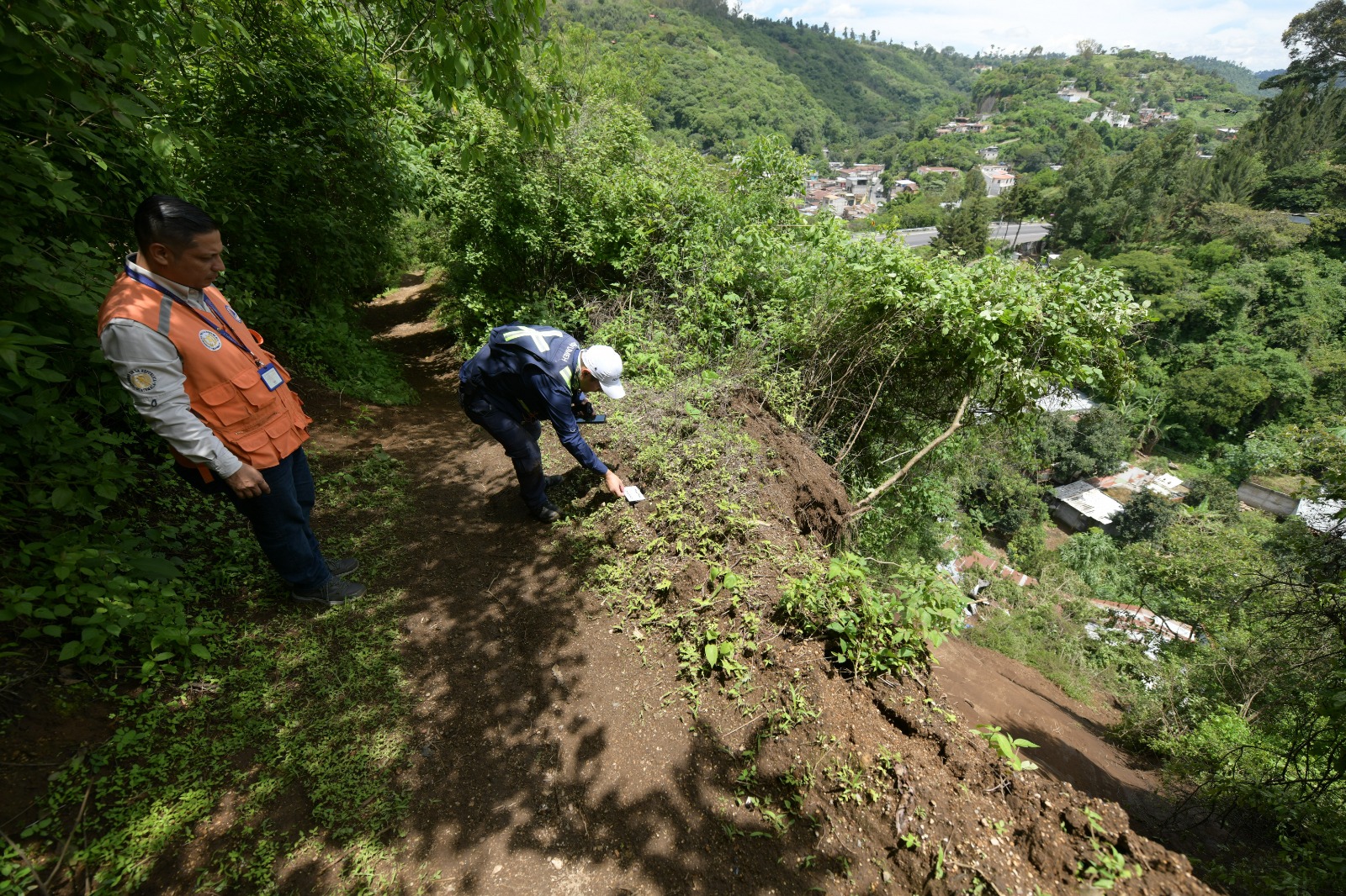 Delegados de Conred e Insivumeh continúan evaluando el sector donde ocurrió el derrumbe el pasado lunes, en la colonia Papur, Pastores, Sacatepéquez. / Foto: Byron de la Cruz.