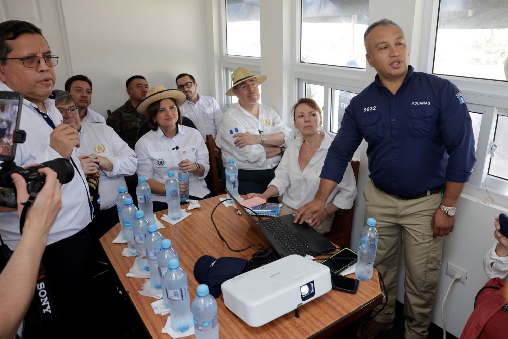El presidente Bernardo Arévalo visita el puesto fronterizo El Ceibo, con México, en La Libertad, Petén, previo a su reunión con el Consejo Nacional de Seguridad.