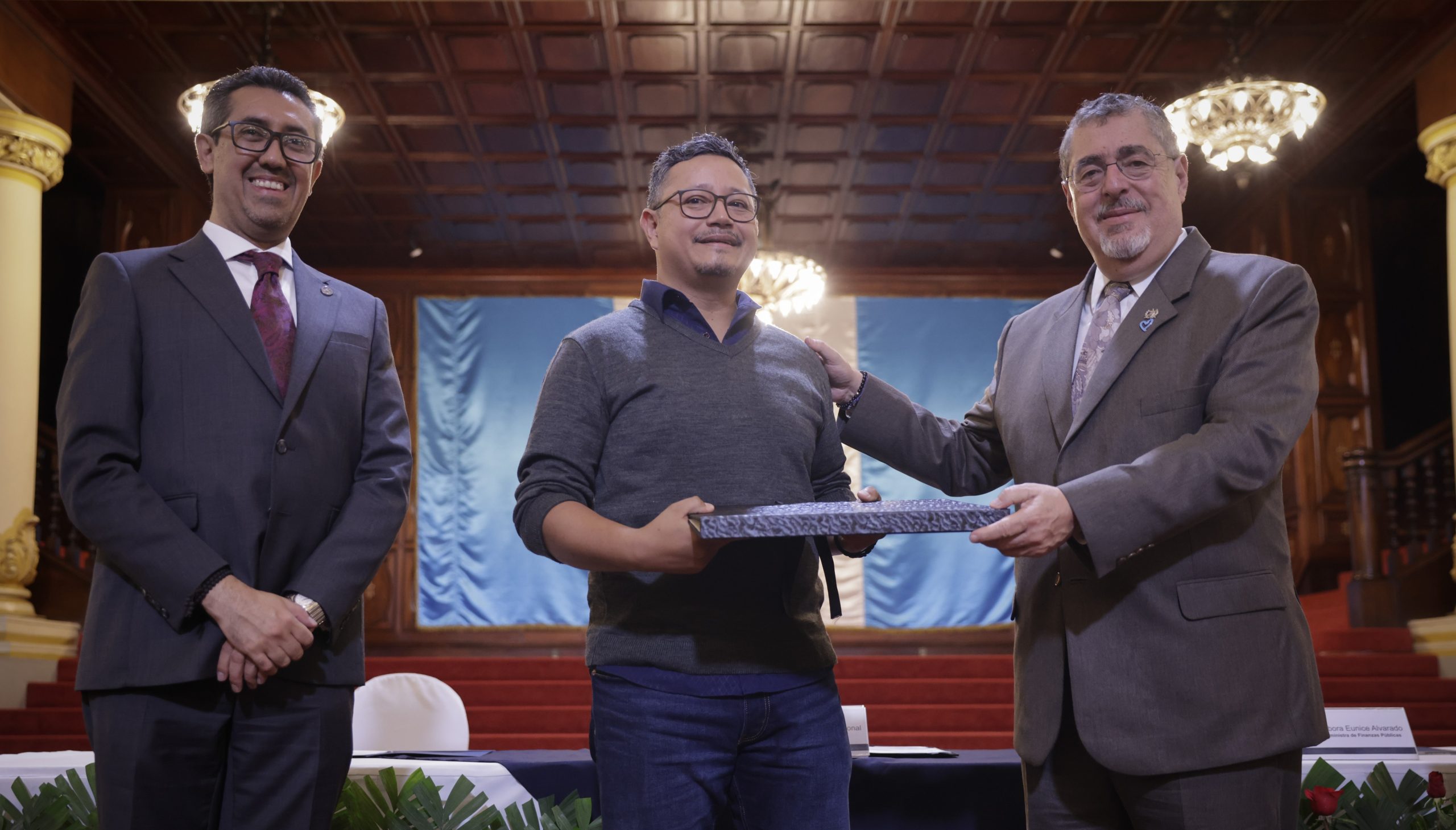 Presidente recibe carpetas con piezas artísticas sobre la Revolución de 1944
