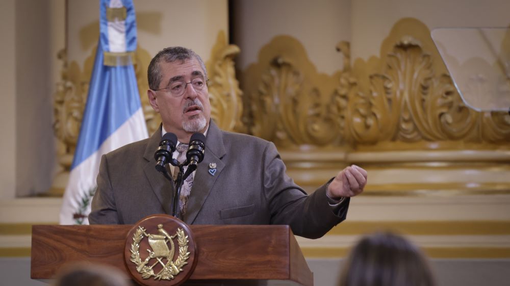 El presidente Bernardo Arévalo, durante acto por los 80 años de la Revolución de Octubre de 1944.