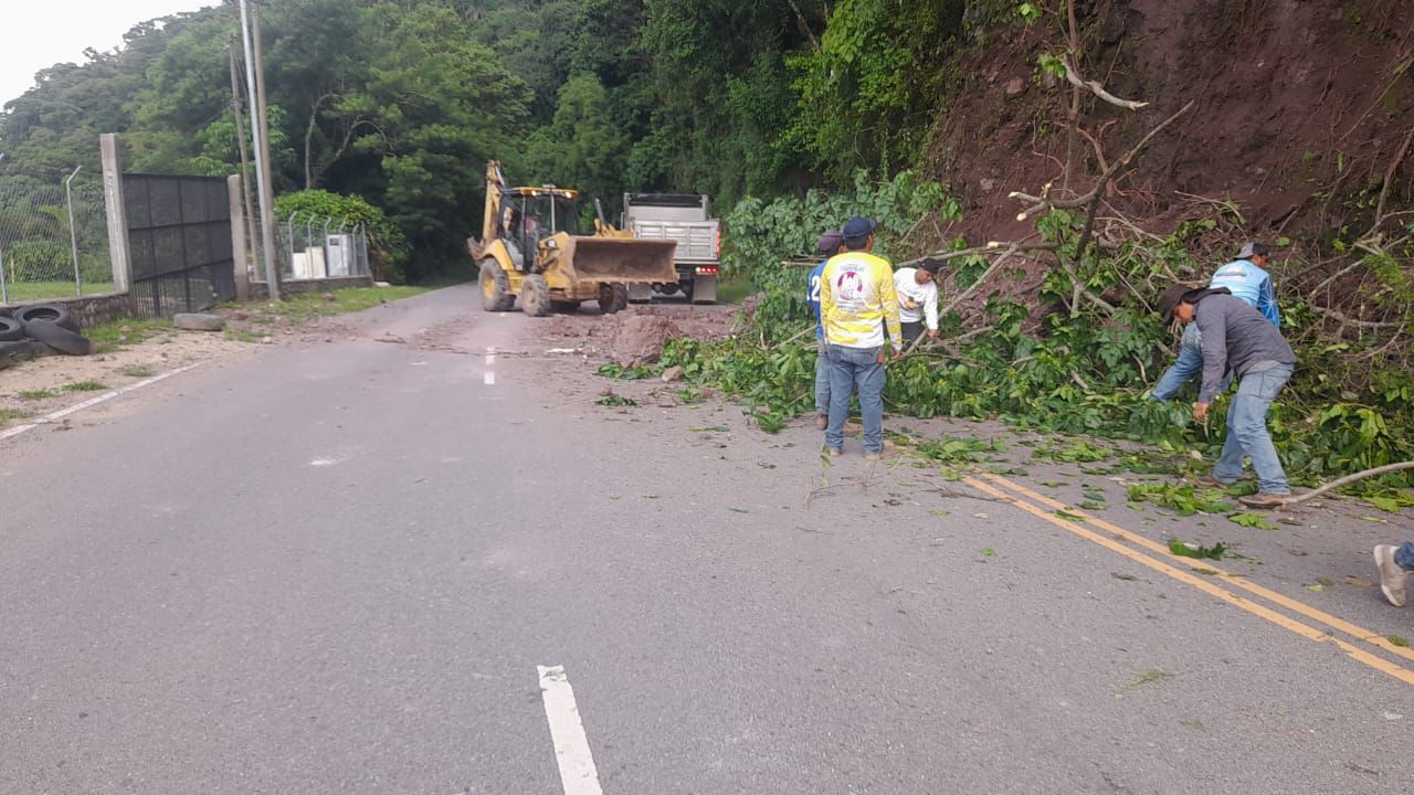Limpieza tras deslizamiento de tierra a causa de las lluvias en el kilómetro 219 carretera CA-10 Esquipulas, Chiquimula. / Foto: Conred.