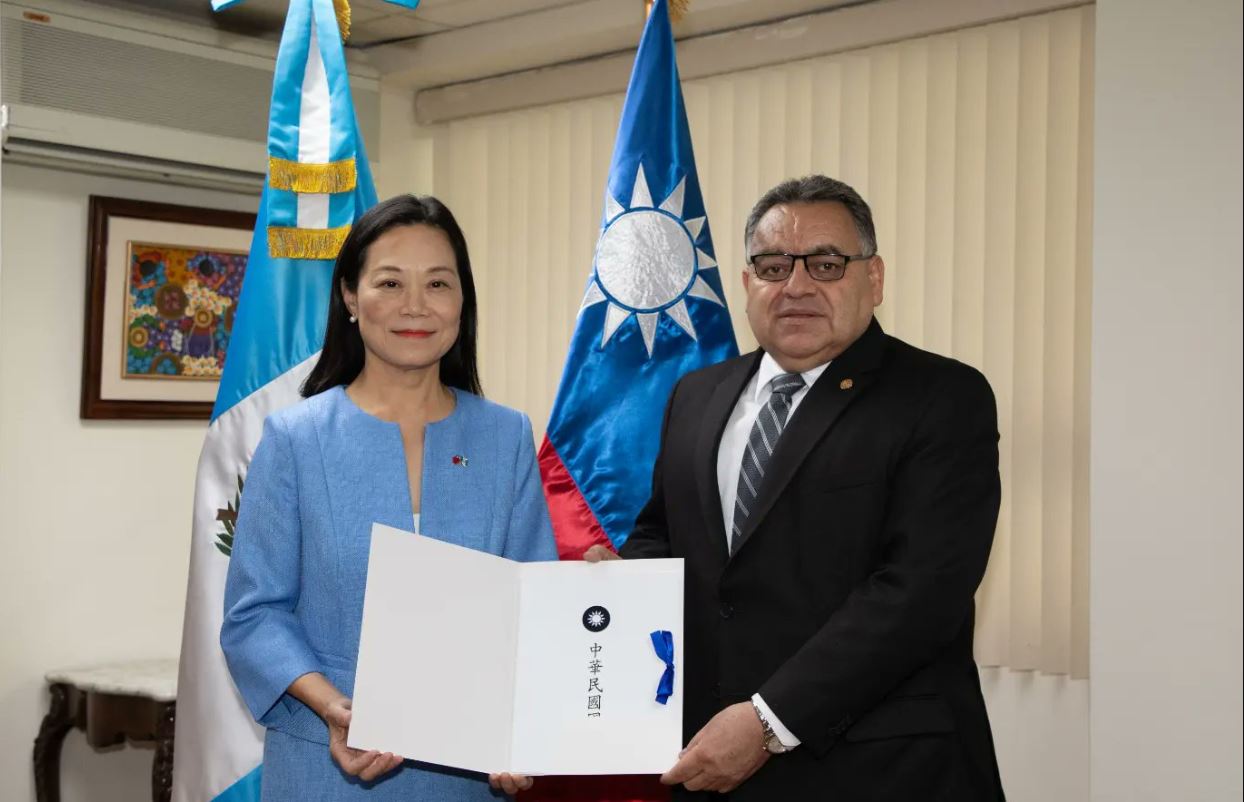 Diplomáticos entregan copias de estilo en Guatemala