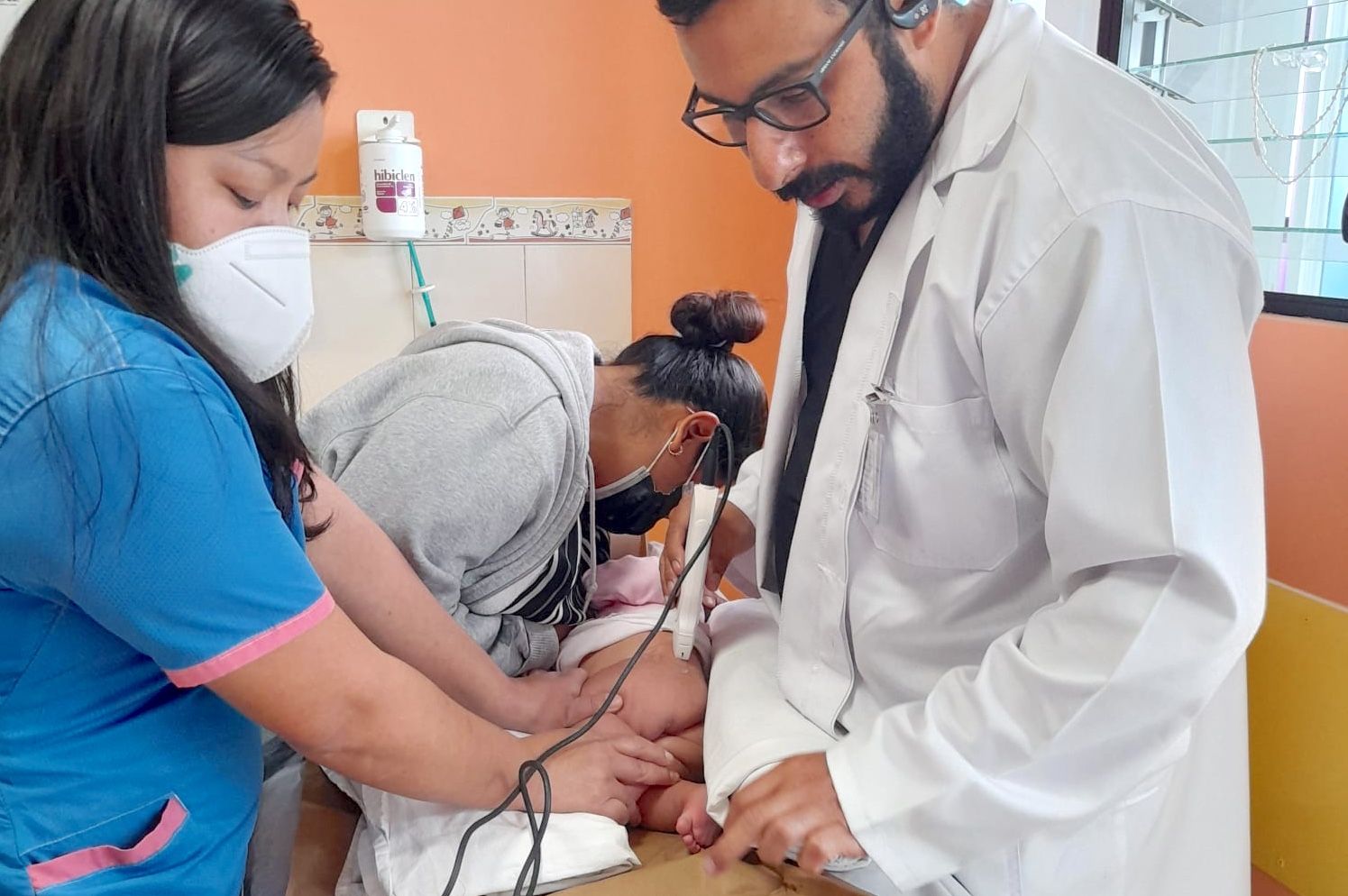 IGSS utiliza tecnología avanzada para la corrección y diagnostico de la displasia del desarrollo de la cadera. / Foto: IGSS.