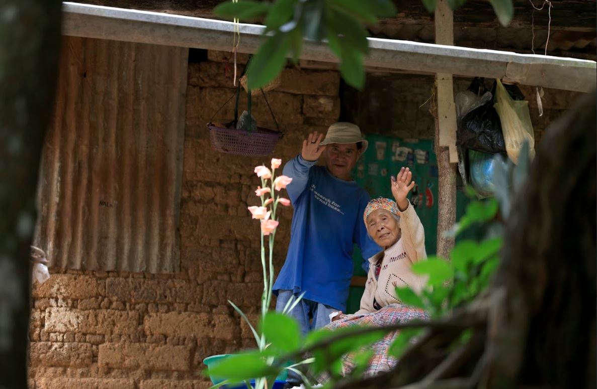 Doña María Guadalupe recibe bono social para la compra de alimentos