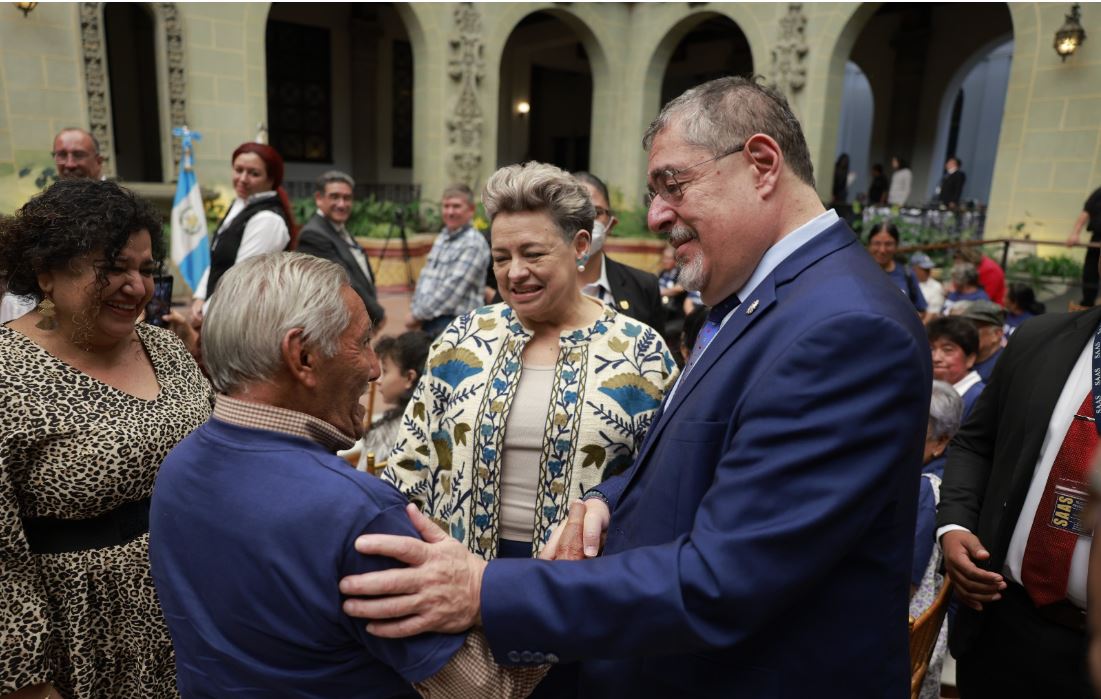 El Presidente Bernardo Aréavlo y la primera dama, Lucrecia Peinado comparten con adultos mayores.