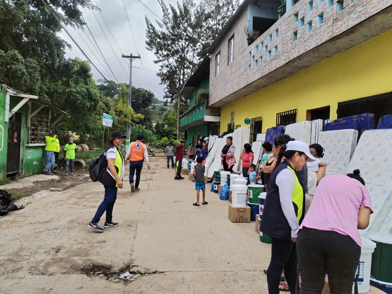 A través del Plan Nacional de Respuesta, la Conred ha brindado ayuda humanitaria a las familias afectadas por las lluvias en 17 departamentos del país. / Foto: Conred.