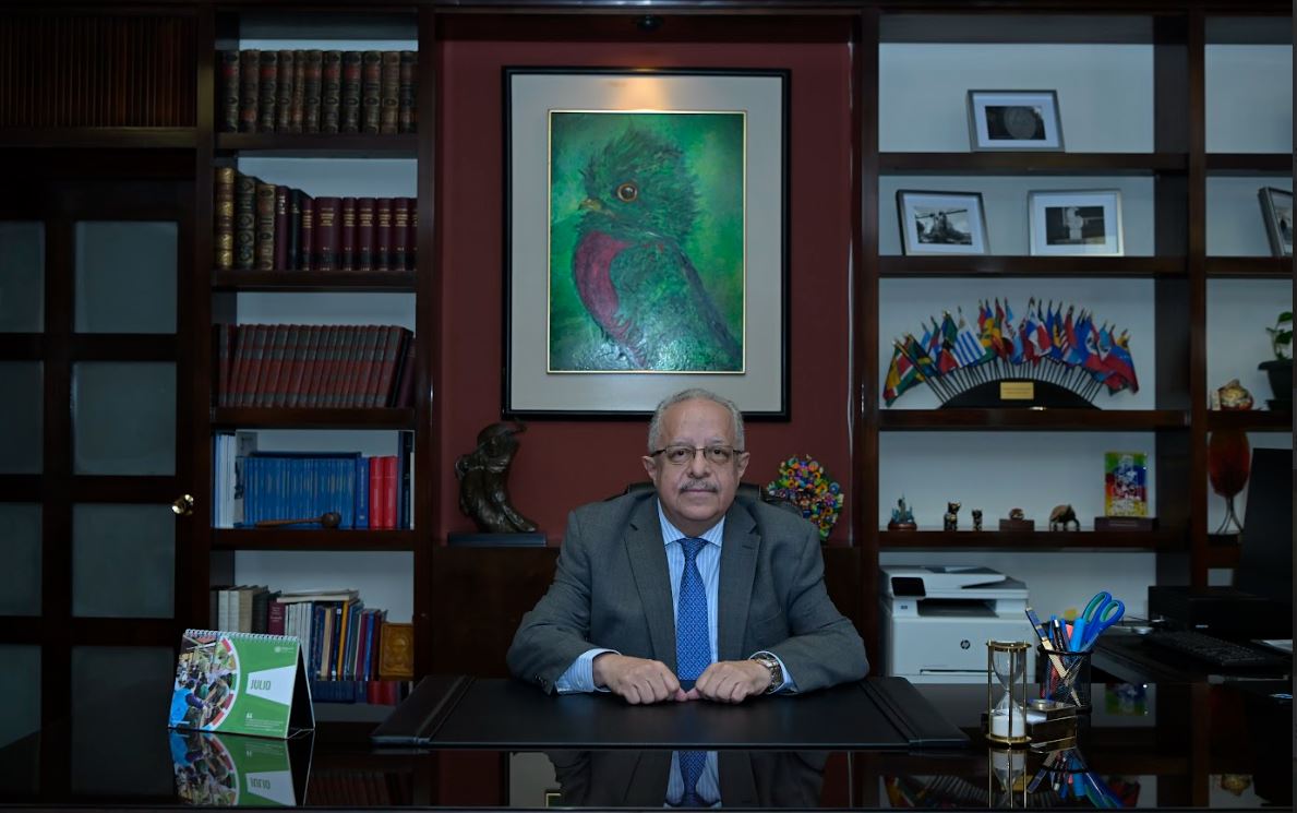 Entrevista del canciller Carlos Martínez, destaca relaciones con Estados Unidos. / Foto: Byron de la Cruz.