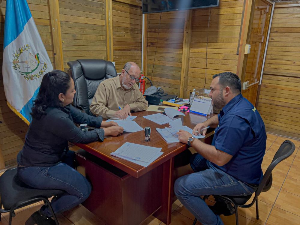 El gobernador departamental de Izabal, Carlos Tenas, y el alcalde de Los Amates, firman convenios para la ejecución de proyectos del Codede.