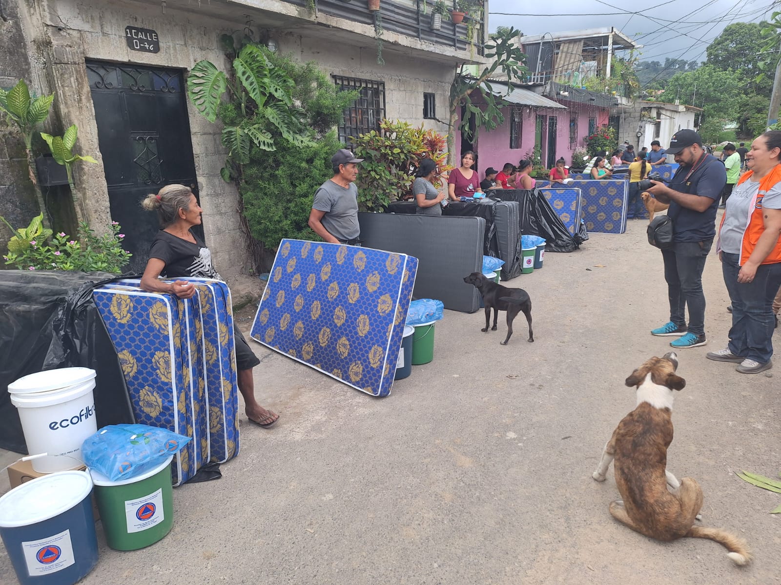 Vecino afectados por lluvias recibieron ayuda humanitaria. /Foto: Conred.