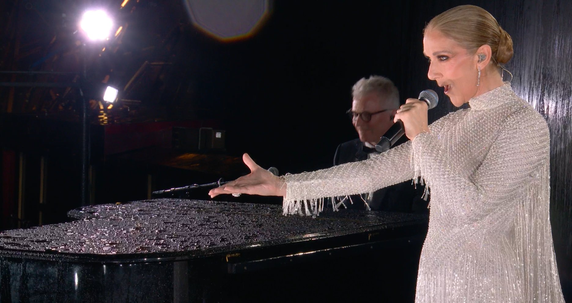 La voz de Céline Dion reaparece triunfal en lo alto de la torre Eiffel