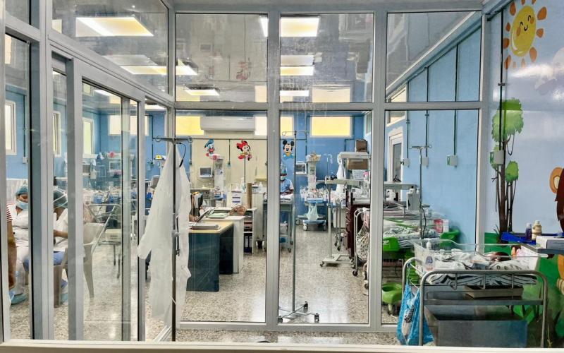 En el servicio de recién nacidos del Hospital Nacional de Jutiapa nacen unos 300 bebés cada mes.