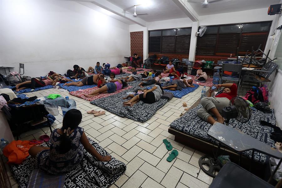 Autoridades de Quintana Roo, México, acondicionaron refugios para albergar a personas en riesgo por el huracán Beryl.