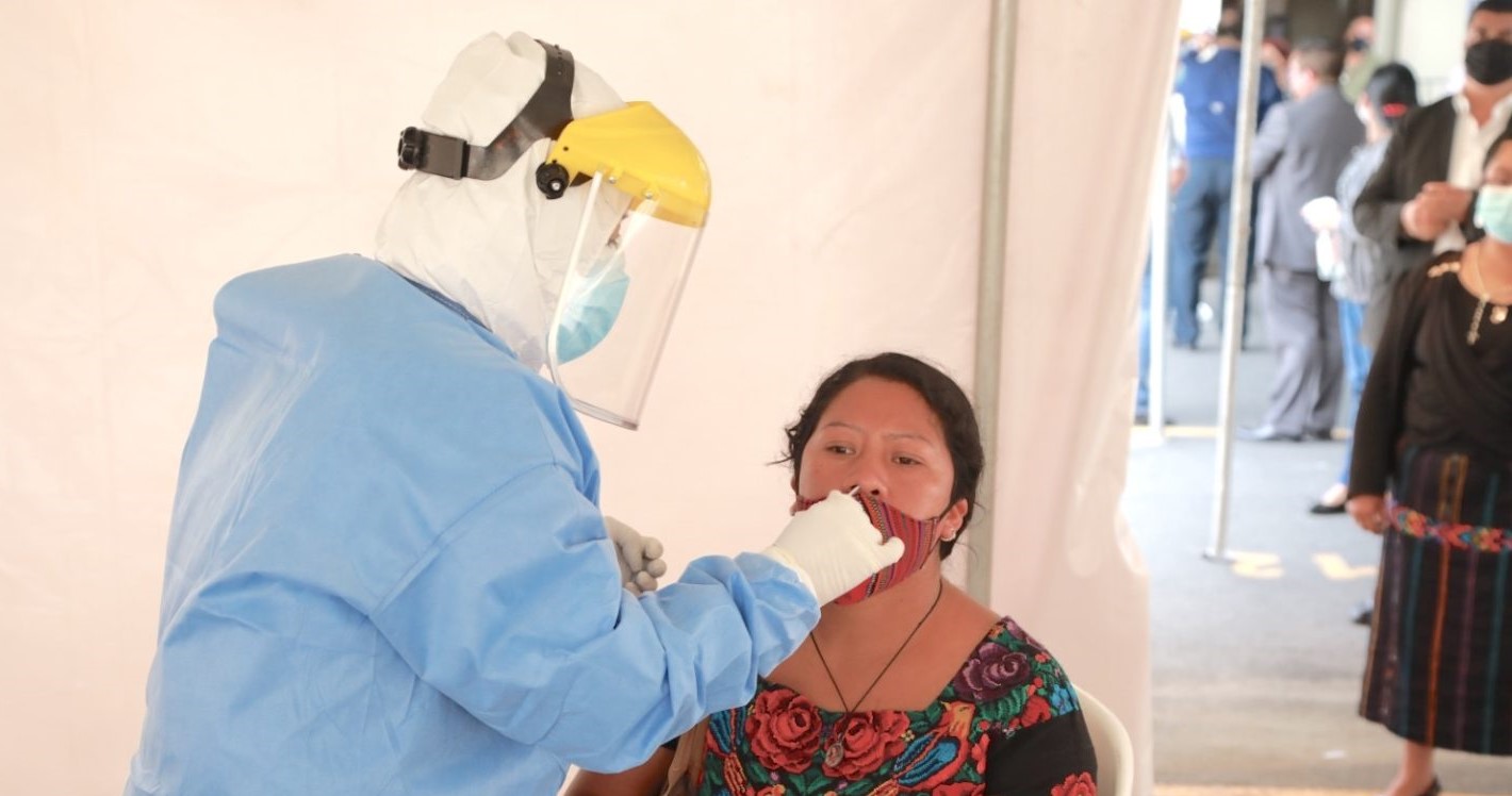 IGSS refuerza medidas de vigilancia epidemiológica ante un leve repunte de casos de COVID-19, en el país. / Foto: IGSS.