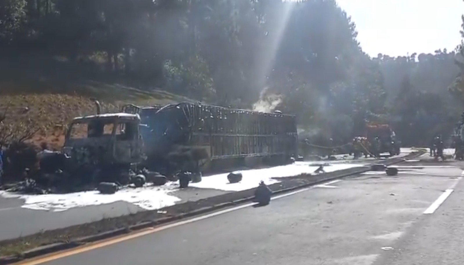 Sofocan incendio de camión cargado con cilindros de gas en Sololá