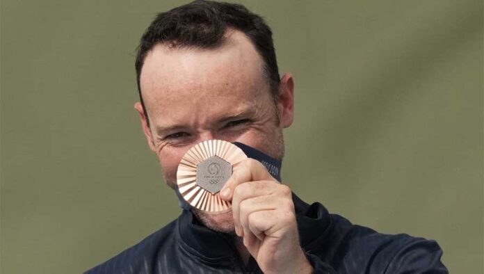 El tirador guatemalteco Jean Pierre Brol muestra la medalla que ganó en los Juegos Olímpicos París 2024.
