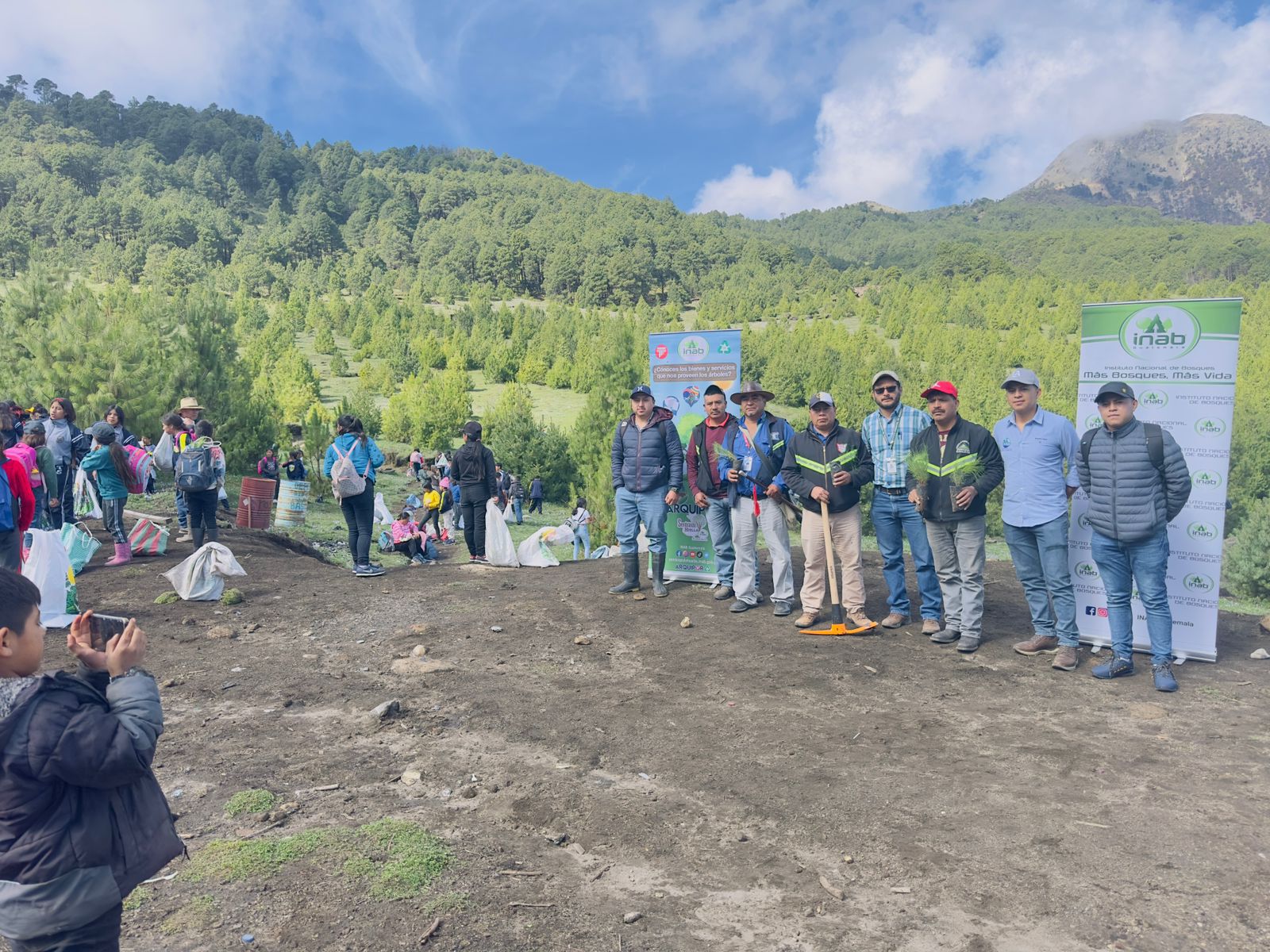 Jornada de reforestación en las faldas del volcán Tajumulco, San Marcos. / Foto: Gobernación Deptal.