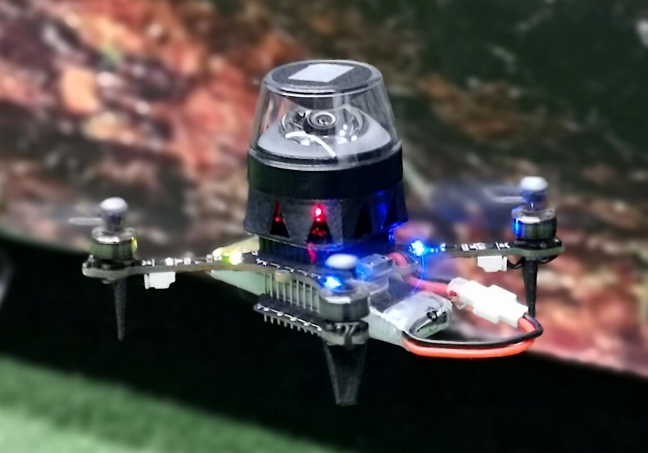 Los minidrones son capaces de recorrer hasta cien metros y volver a donde salieron.