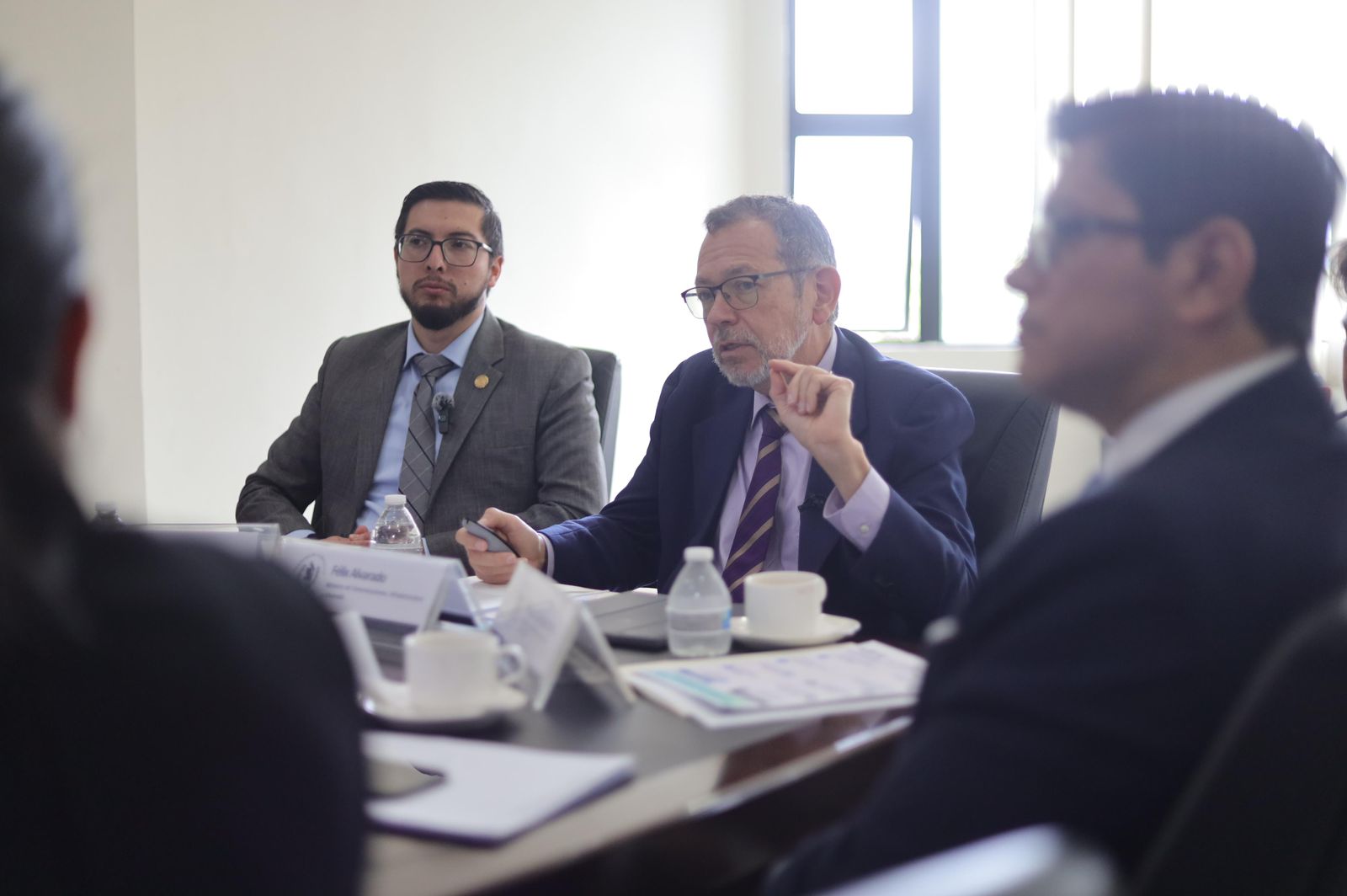 El ministro Félix Alvarado, del CIV, durante reunión con representantes del sector privado sobre cooperación estratégica.