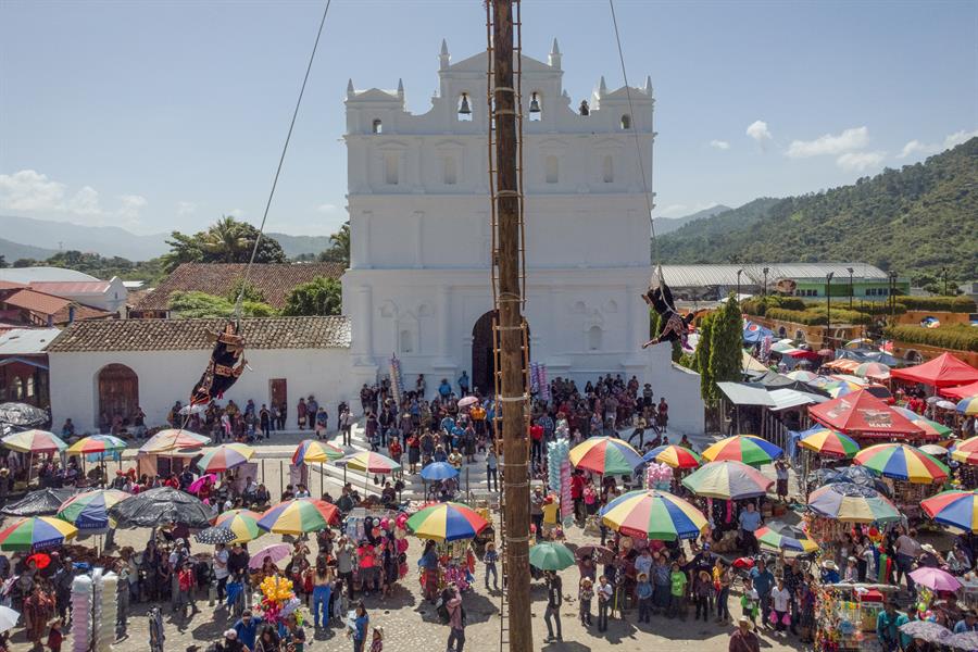 Los danzadores del Palo Volador de Cubulco, Baja Verapaz, se lanzan desde 22 metros para danzar en el aire en honor del patrono Santiago Apóstol, cuya festividad se conmemora el 25 de julio.