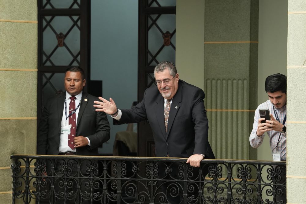 El presidente Bernardo Arévalo saluda a estudiantes de primaria del colegio La Preparatoria.