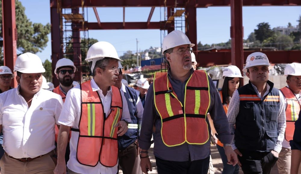 El presidente Bernardo Arévalo, durante supervisión del nuevo hospital de Sololá.