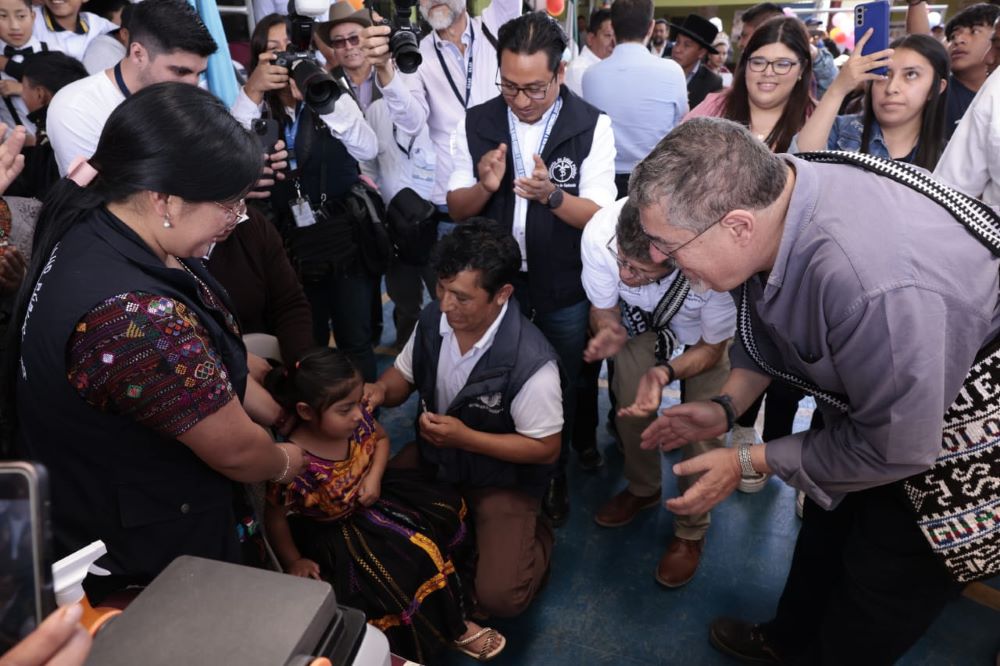 El presidente Bernardo Arévalo participa en vacunación que se efectuó en el Centro de Salud de San Juan Argueta, Sololá.