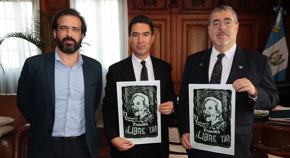 El presidente Bernardo Arévalo, luego de su reunión con José Carlos Zamora (centro) y Artur Romeu, director de Reporteros sin Fronteras (izquierda)./Foto: Gobierno de Guatemala