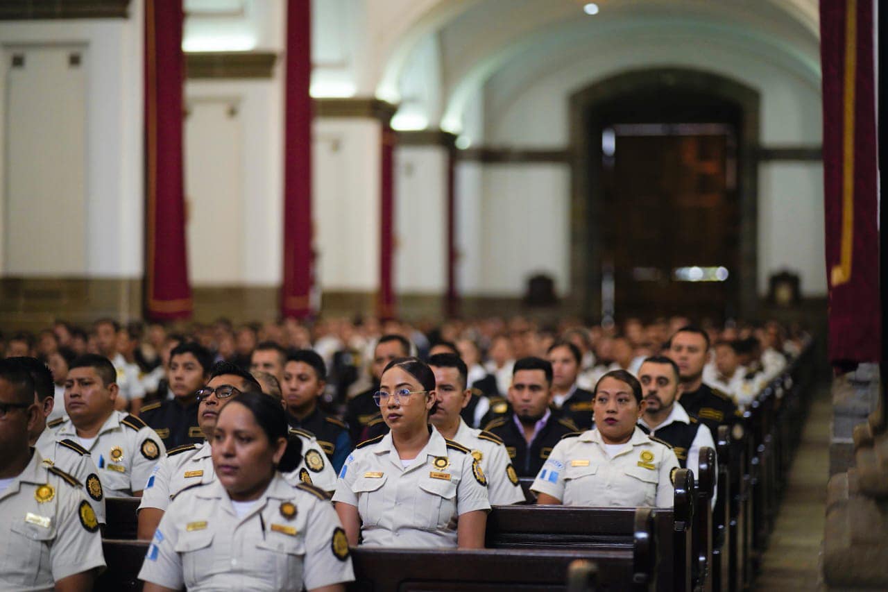 Personal de la PNC participa en misa de acción de gracias en Catedral Metropolitana. / Foto: Mingob.