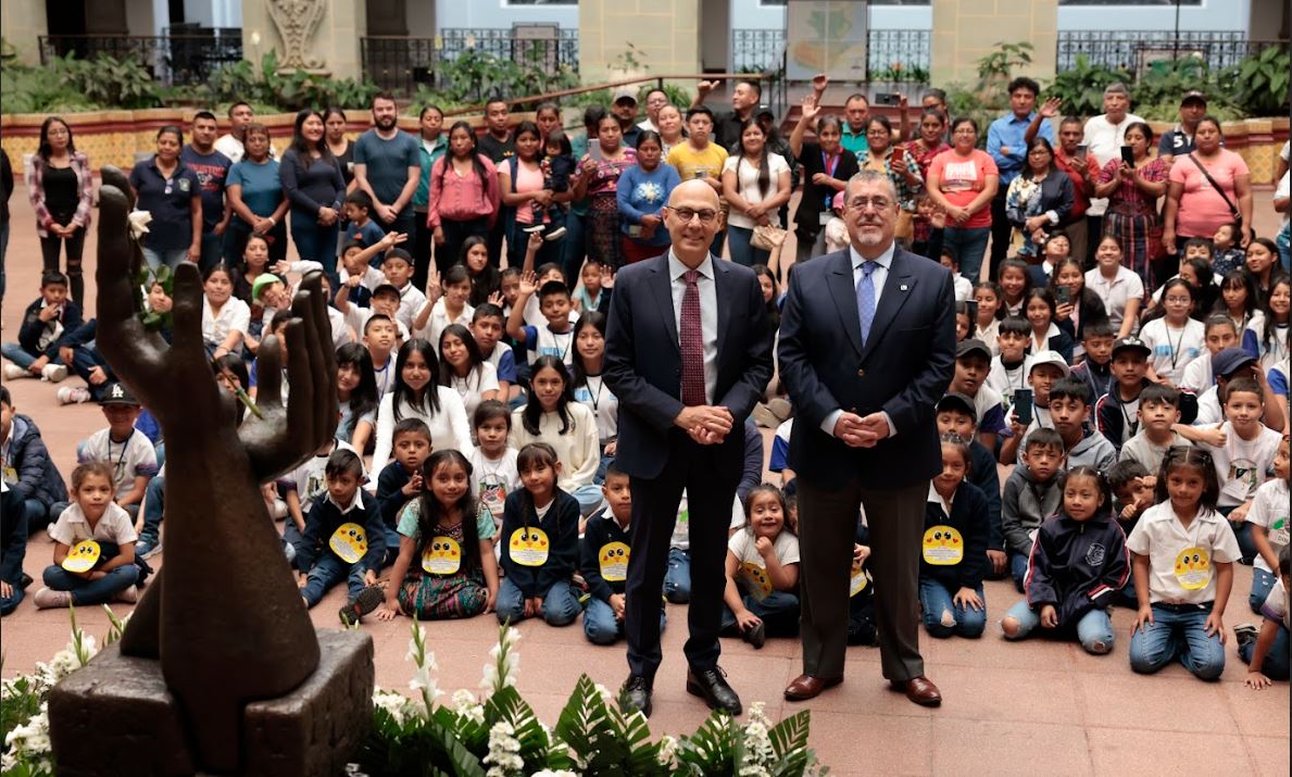 Presidente comparte con estudiantes de preprimaria y primaria de la Antigua Guatemala