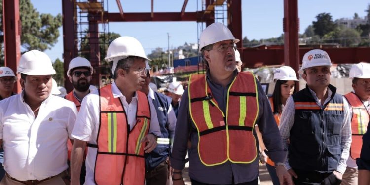 Presidente lleva a cabo gira por Sololá para verificar avances del sistema de salud